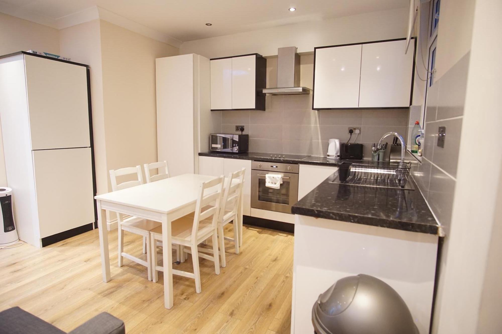 Evergreen Apartments, Flat 3, * London