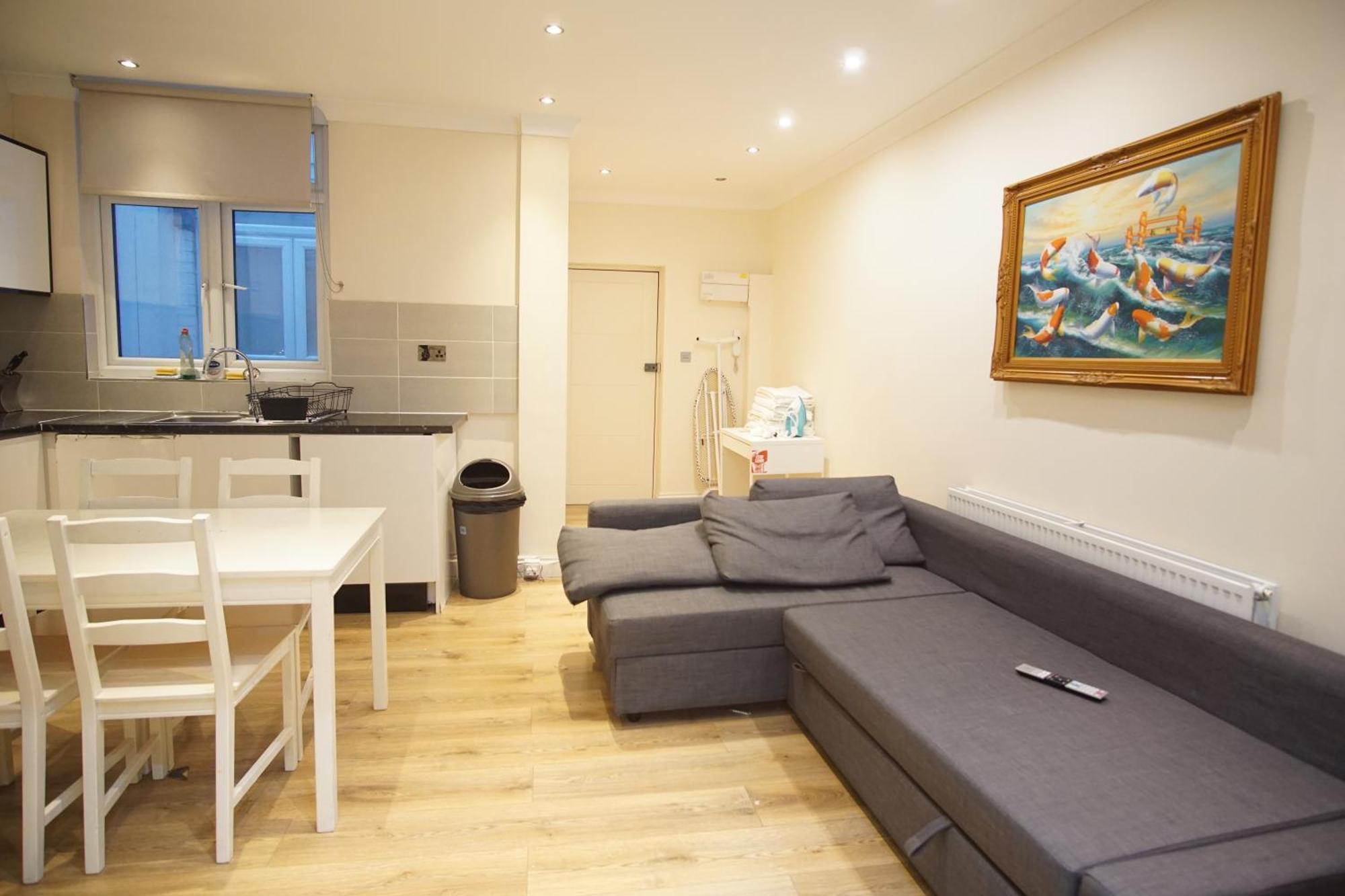 Evergreen Apartments, Flat 3,