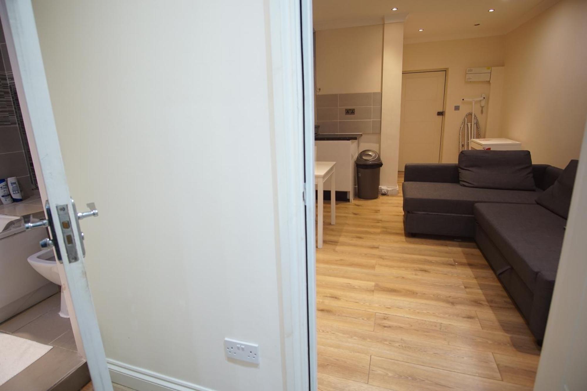 Evergreen Apartments, Flat 3,